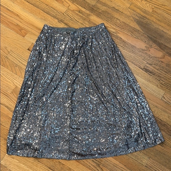 NEW Elegant Silver Sequin Skirt size 12 - Picture 1 of 6